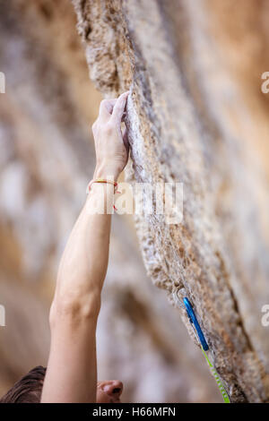 Portrait de la main du grimpeur sur falaise Banque D'Images