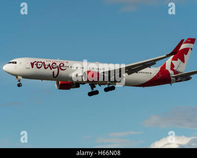 Air Canada rouge Boeing 767-300ER (767) Avion de ligne C-FMXC approche finale pour l'atterrissage de l'Aéroport International de Vancouver,Canada Banque D'Images