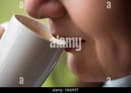 Femme d'âge moyen des boissons tasse de café Banque D'Images
