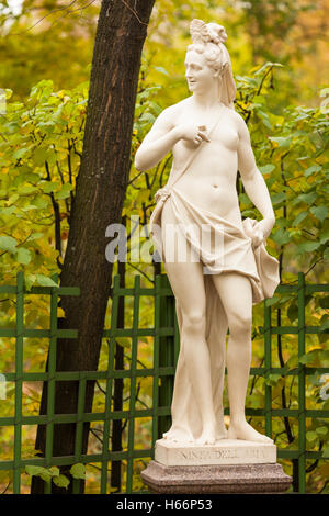 Sculpture de la nymphe de l'air dans le jardin d'été, Saint-Pétersbourg Banque D'Images