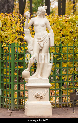 Sculpture de l'allégorie de la vérité dans le jardin d'été, Saint-Pétersbourg Banque D'Images