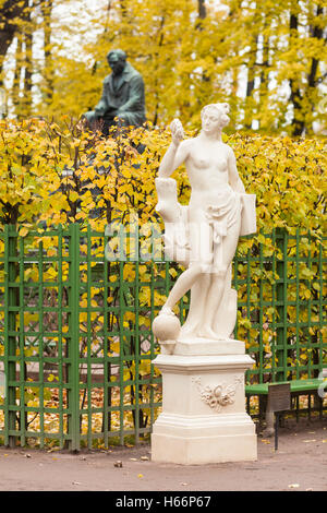 Sculpture de l'allégorie de la vérité dans le jardin d'été, Saint-Pétersbourg Banque D'Images