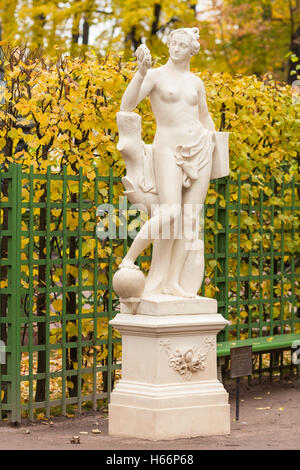 Sculpture de l'allégorie de la vérité dans le jardin d'été, Saint-Pétersbourg Banque D'Images