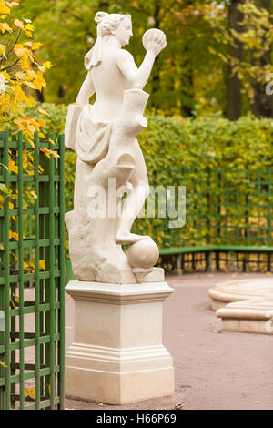 Sculpture de l'allégorie de la vérité dans le jardin d'été, Saint-Pétersbourg Banque D'Images