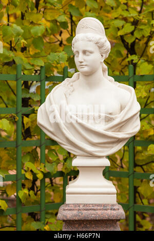 Buste sculptural de l'allégorie de la paix dans le jardin d'été, Saint-Pétersbourg Banque D'Images