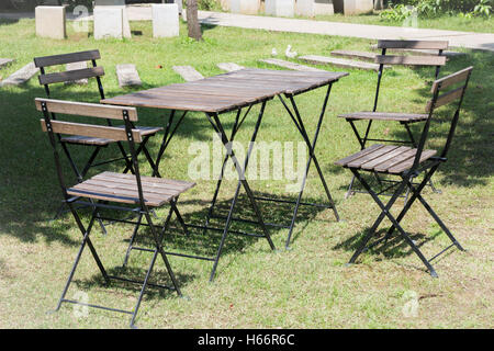 Des tables et des chaises disposés sur la pelouse verte, stock photo Banque D'Images