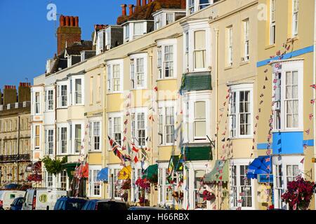 Rangée de maisons le long de la promenade de l'Esplanade, Weymouth, Dorset, Angleterre, Royaume-Uni, Europe de l'Ouest. Banque D'Images