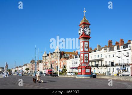 Vue de la tour de l'horloge du jubilé de la reine Victoria le long de la promenade de l'Esplanade avec des hôtels et des pensions pour l'arrière, Weymouth, Royaume-Uni. Banque D'Images