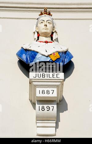 Buste du jubilé de la reine Victoria à l'avant de la Malmaison Hotel le long de l'Esplanade, Weymouth, Dorset, Angleterre, Royaume-Uni. Banque D'Images