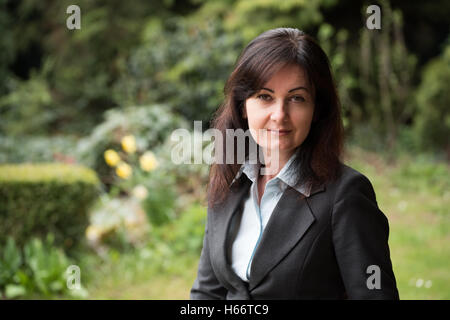 Femme d'âge moyen dans le parc en costume d'affaires Banque D'Images