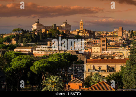 City skyline at sunset, Rome, Latium, Italie Banque D'Images