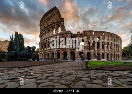 Lever du Soleil vue sur le Colisée ou Coliseum, Rome, Latium, Italie Banque D'Images