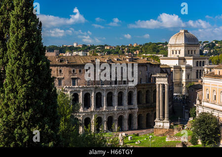 Vue sur le théâtre de Marcellus ou Teatro di Marcello et la Grande Synagogue de Rome, Rome, Latium, Italie Banque D'Images