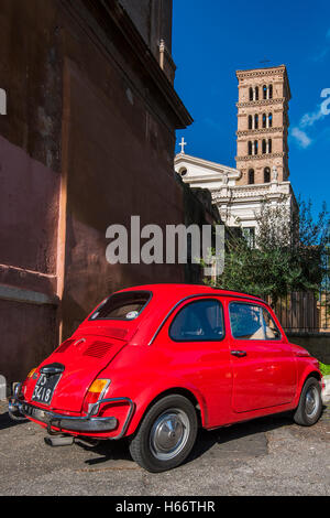 Ancienne Fiat 500 voiture garée avec Basilica dei Santi Bonifacio ed Alessio en arrière-plan, Rome, Latium, Italie Banque D'Images
