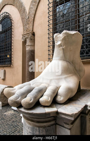 Pied de la statue de l'empereur Constantin, le Palais des Conservateurs, Musées du Capitole, Rome, Latium, Italie Banque D'Images