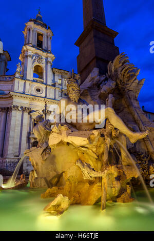 Vue de nuit sur la Fontaine des Quatre Fleuves, la Piazza Navona, Rome, Latium, Italie Banque D'Images