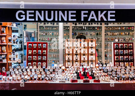 Regardez la boutique à Fethiye Market, en Turquie avec un panneau indiquant « Fake authentique ». Banque D'Images