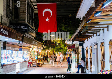 Drapeau turc pèse sur boutiques dans Fethiye, Turquie Marché Banque D'Images