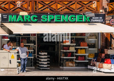 Boutique en Turquie appelée « arc Spenger » (Marks and Spencer) vendant des vêtements contrefaits, des vêtements de sport et des montres Banque D'Images