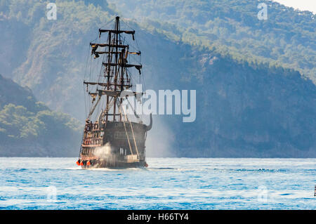 'Dragon' conçu pour ressembler à un bateau de pirate commence une tournée pour les touristes autour de la baie de Fethiye, avec fumigènes. Banque D'Images