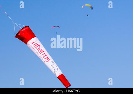 Oludeniz, Fethiye, Turquie. Octobre 2016. Des dizaines de parapentes prendre le ciel pour la 17e jeux aériens internationaux d''Ölüdeniz Banque D'Images