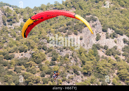 Oludeniz, Fethiye, Turquie. Octobre 2016. Des dizaines de parapentes prendre le ciel pour la 17e jeux aériens internationaux d''Ölüdeniz Banque D'Images