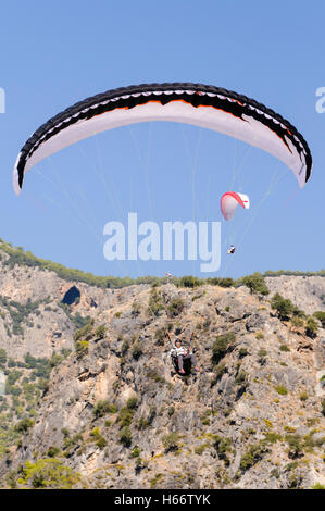 Oludeniz, Fethiye, Turquie. Octobre 2016. Des dizaines de parapentes prendre le ciel pour la 17e jeux aériens internationaux d''Ölüdeniz Banque D'Images