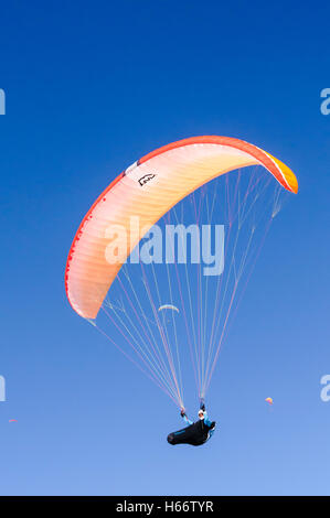 Oludeniz, Fethiye, Turquie. Octobre 2016. Des dizaines de parapentes prendre le ciel pour la 17e jeux aériens internationaux d''Ölüdeniz Banque D'Images