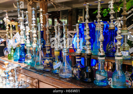 La chicha tuyaux sur une étagère dans le salon de narguilé un restaurant turc. Banque D'Images