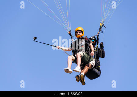 Oludeniz, Fethiye, Turquie. Octobre 2016. Des dizaines de parapentes prendre le ciel pour la 17e jeux aériens internationaux d''Ölüdeniz Banque D'Images