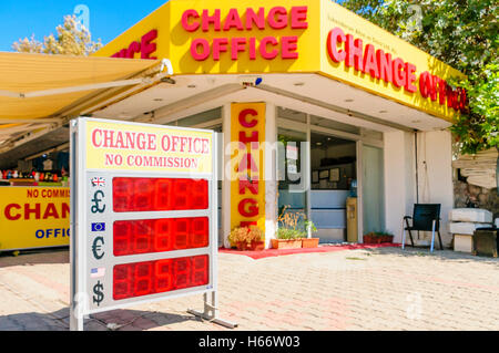 Bureau de change en jaune vif et rouge. Banque D'Images