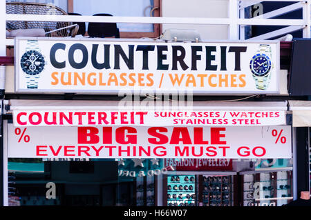 Magasinez en Turquie avec un grand panneau indiquant qu'ils vendent des lunettes de soleil et des montres contrefaites Banque D'Images