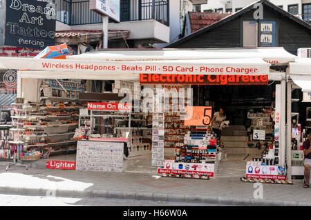 Acheter en Turquie vendre des casques Beats contrefaits par Dr Dre, des haut-parleurs bluetooth Beats Pill et d'autres produits factices. Des lasers verts et divers articles avec des lasers intégrés, y compris des briquets et des torches, étaient également en vente Banque D'Images