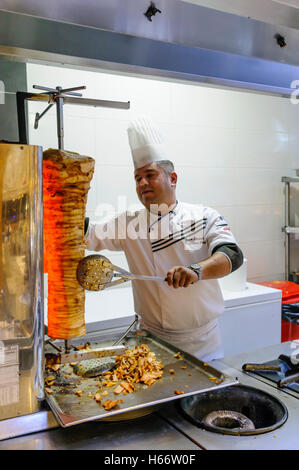 Une coupe de viande chef turc une brochette de poulet Banque D'Images