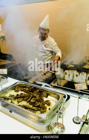 Un chef cuisine turque agneau kofta dans la cuisine d'un restaurant de l'hôtel Banque D'Images