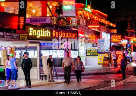 Magasins, bars et restaurants dans Hisaronu, Oludeniz, Fethiye, Turquie avec néon et led de signalisation de nuit. Banque D'Images