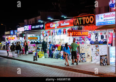 Rangée de Boutiques en Turquie la vente de vêtements contrefaits, vêtements, lunettes et montres. Banque D'Images