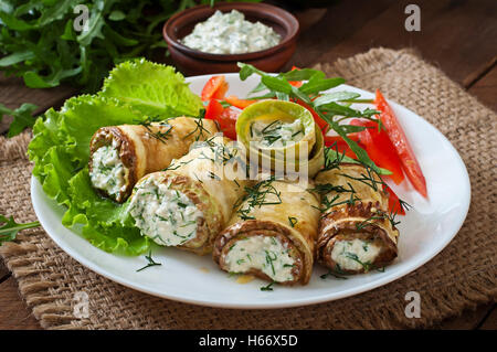 Rouleaux de courgettes avec du fromage et de l'aneth. Banque D'Images