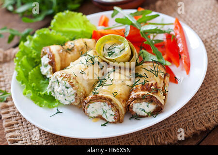 Rouleaux de courgettes avec du fromage et de l'aneth. Banque D'Images