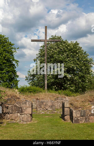 Image de la grande croix de bois par Ovraby la ruine de l'église à l'extérieur de Halmstad, Suède. Banque D'Images