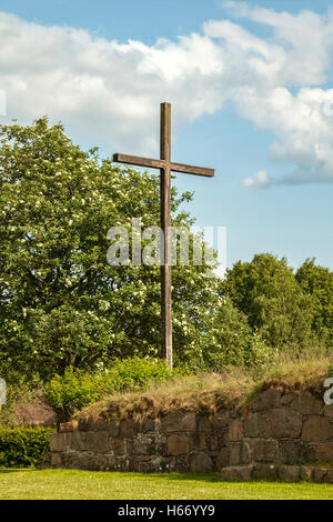 Image de la grande croix de bois par Ovraby la ruine de l'église à l'extérieur de Halmstad, Suède. Banque D'Images