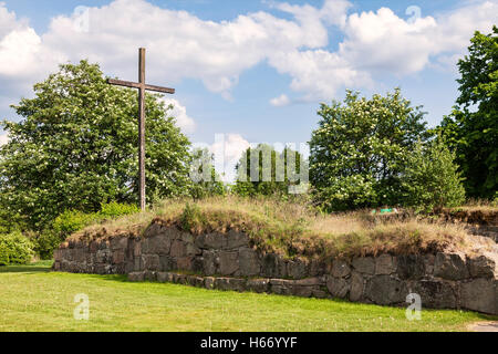 Image de la grande croix de bois par Ovraby la ruine de l'église à l'extérieur de Halmstad, Suède. Banque D'Images