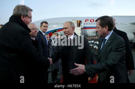 Le président russe Vladimir Poutine est accueilli par les fonctionnaires à l'arrivée pour le format Normandie réunion entre les dirigeants de l'Allemagne, la Russie, l'Ukraine et la France le 20 octobre 2016 à Berlin, Allemagne. Banque D'Images