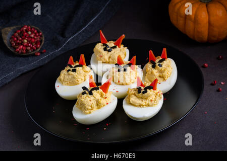 Oeufs farcis sur une plaque, partie snack. Vue rapprochée Banque D'Images