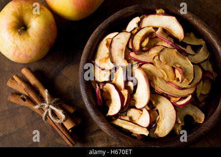 Pommes séchées dans un bol, vue du dessus Banque D'Images