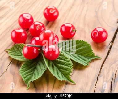 Nankin ou feutrées fruits cerise avec des feuilles sur la table en bois. Banque D'Images