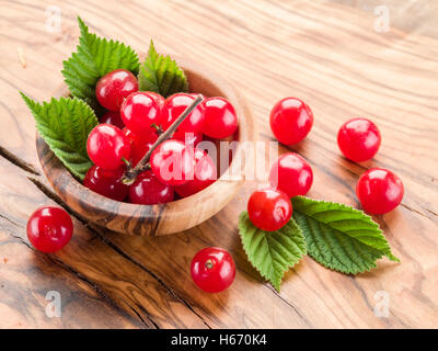 Nankin ou feutrées fruits cerise avec des feuilles sur la table en bois. Banque D'Images