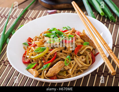 Nouilles Udon au poulet et poivrons - cuisine japonaise. Banque D'Images