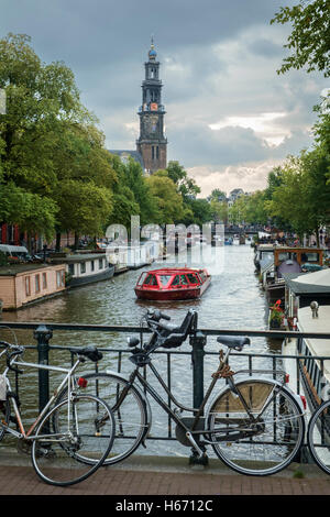 Le Westertoren surplombe péniches et bateau de tourisme sur le Prinsengracht Amsterdam Banque D'Images