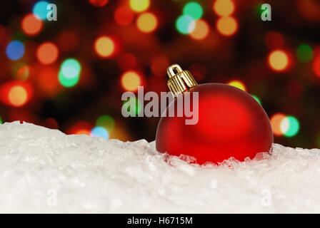 Boule de Noël rouge sur l'arrière-plan flou artistique de seau de nuit Banque D'Images